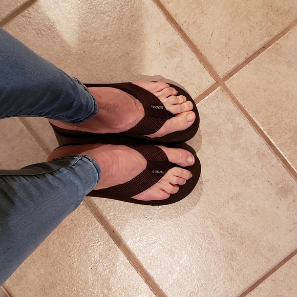 NEW Soda Brown Platform Flip Flops 8 - Picture 7 of 7